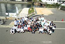 １０月１８日に兵庫運河を美しくする会の秋季会員合同清掃活動を実施しました。
２０会員（企業１９社・個人１名）合計５４名が参加しました。