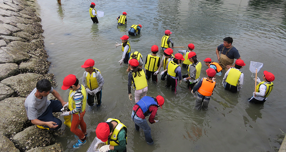 兵庫運河沿いの浜山小学校の３年生を対象に環境学習会が始まりました。