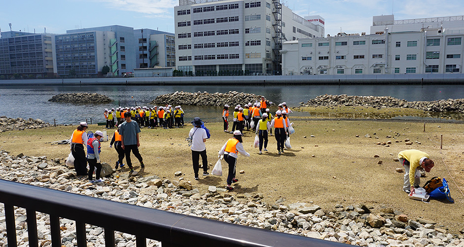 浜山小学校３年生および５年生による環境体験学習「アサリプロジェクト」が行われました。