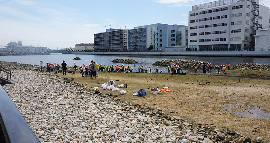 浜山小学校３年生および５年生による環境体験学習「アサリプロジェクト」が行われました。